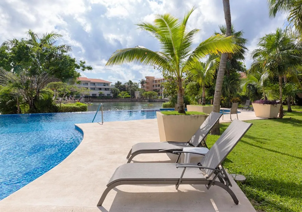 הקונטקטים של High-End Waterfront Condo At Secrets Waters