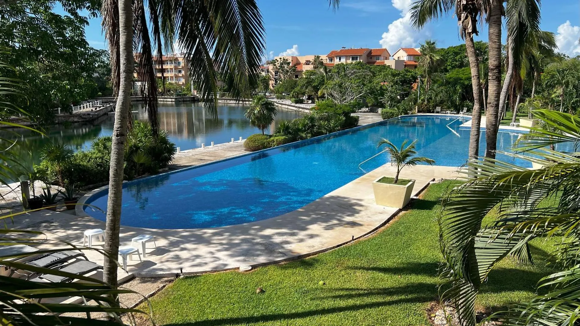 アパート High-End Waterfront Condo At Secrets Waters プエルト・アベントゥラス メキシコ