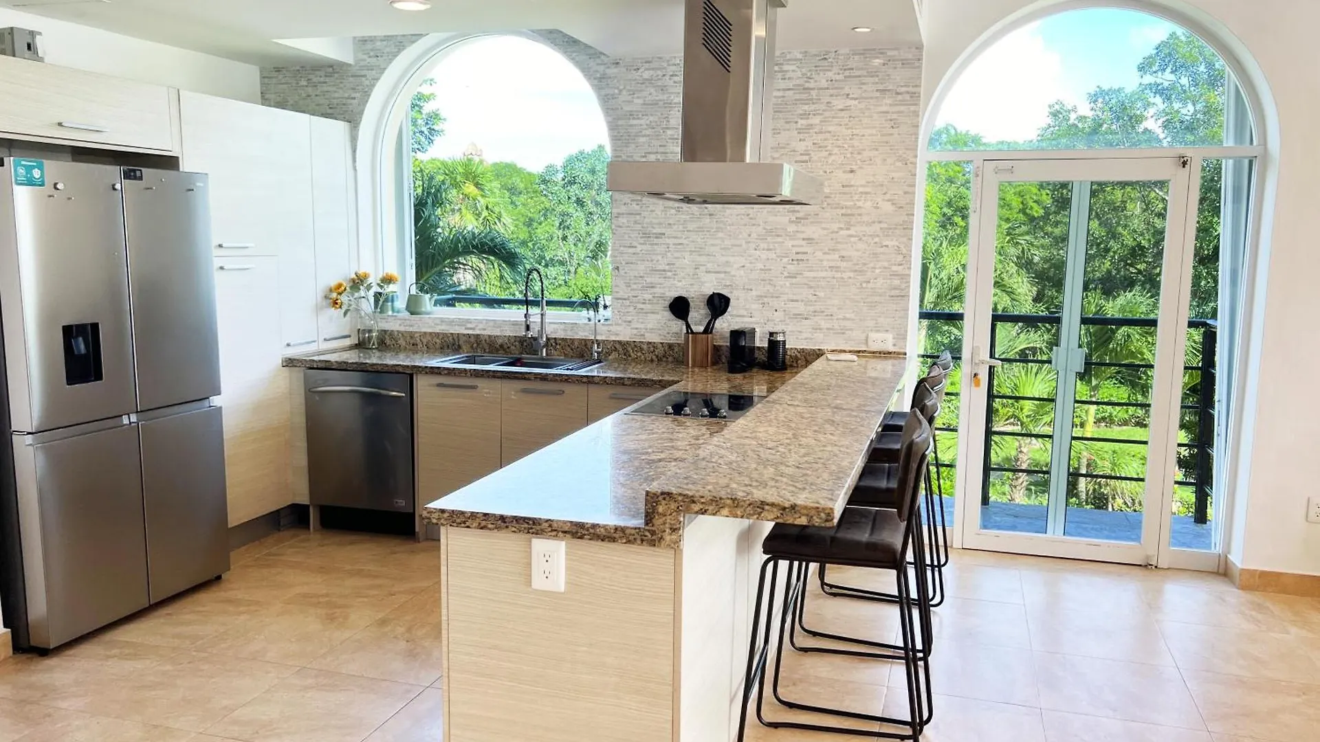 High-End Waterfront Condo At Secrets Waters プエルト・アベントゥラス アパート