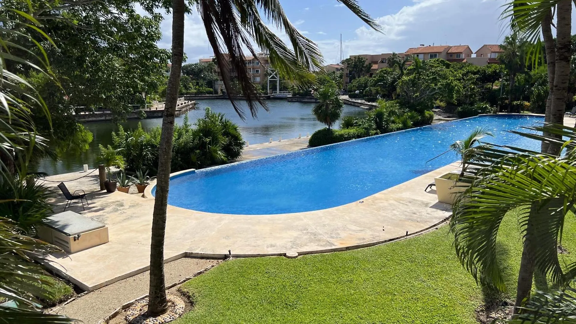 High-End Waterfront Condo At Secrets Waters プエルト・アベントゥラス アパート